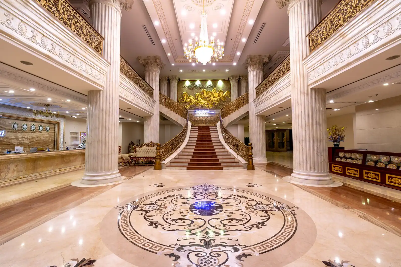 Xenalia Grand Lodge interior
